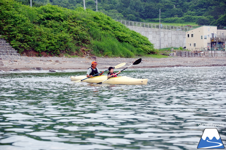 北海道の夏。小樽塩谷海岸からシーカヤックで『青の洞窟』大冒険!!